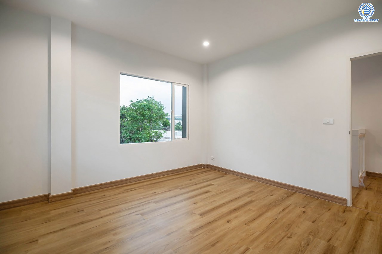 บ้านมือสองตกแต่งใหม่ โครงการ คาซ่าแกรนด์ รัตนาธิเบศร์-ราชพฤกษ์ หลังมุม บ้านเดี่ยวจากแบรนด์ Q.House เนื้อที่ 87.5 ตร.ว. ฟังก์ชัน 3 ห้องนอน 3 ห้องน้ำ จอดรถได้ถึง 4 คัน พร้อม Facilities ครบครัน บนทำเลเดินทางสะดวก ติดถนนราชพฤกษ์ ใกล้เซ็นทรัลเวสต์เกต และรถไฟฟ้าสายสีม่วง "สถานีบางรักใหญ่"